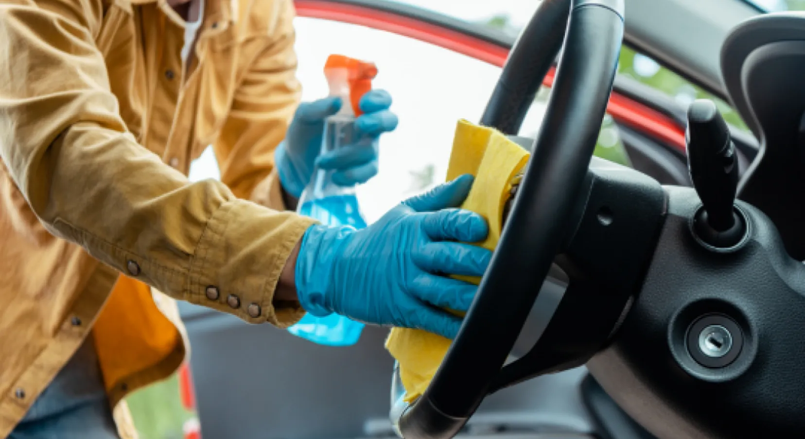 Membersihkan Interior Mobil